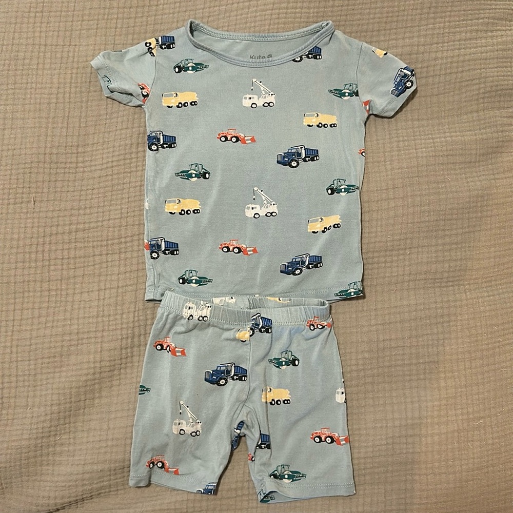 Kytebaby short-sleeve and shorts pajamas in construction, size 2T